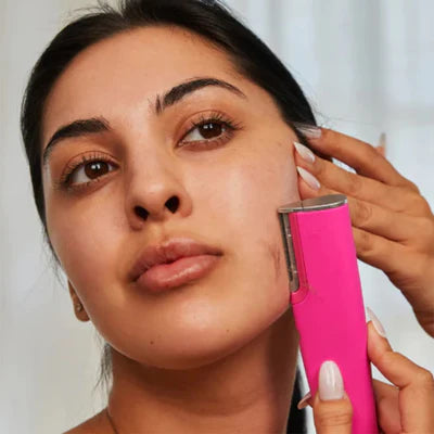 Dermaplaning apparat der giver glat hud og forbedrer makeup resultat